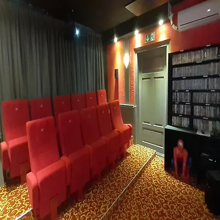 Exklusives Gruppenhaus Mit Cinema *