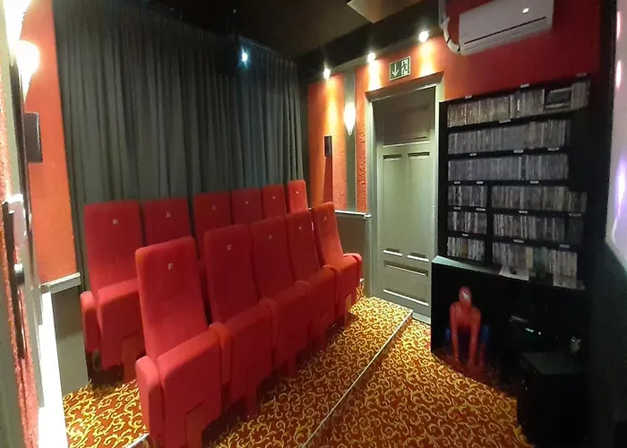 Exklusives Gruppenhaus Mit Cinema *